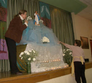 haciendoelaltar.jpg